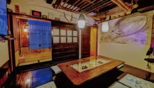 扉の奥には屋内露天風呂が広がります。